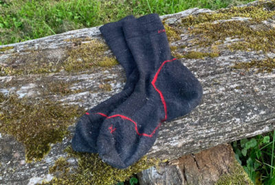 Das sind meine Merino-Wandersocken. Da ich sie entgegen der Empfehlungen immer wieder in die Waschmaschine werfe, neigen sie zu Pilling (wie die Knötchenbildung im Fachjargon genannt wird). Wäscht man sie mit der Hand, bleiben sie aber dauerhaft schön (Fotos: Jens Kleinholz).