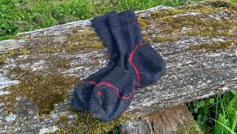 Das sind meine Merino-Wandersocken. Da ich sie entgegen der Empfehlungen immer wieder in die Waschmaschine werfe, neigen sie zu Pilling (wie die Knötchenbildung im Fachjargon genannt wird). Wäscht man sie mit der Hand, bleiben sie aber dauerhaft schön (Fotos: Jens Kleinholz).